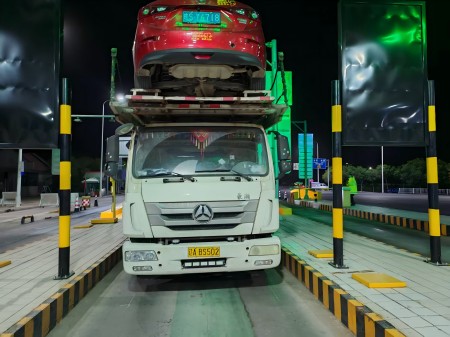 鄭漯分公司勸返違規(guī)超限運(yùn)輸車[1](1).jpg